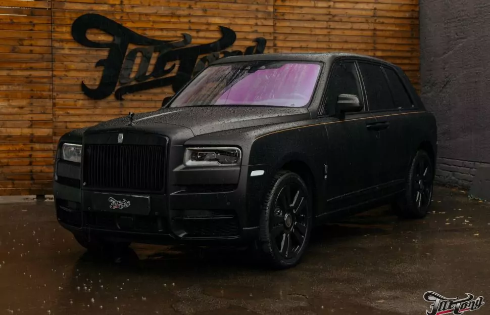 Защитили Rolls-Royce Cullinan матовым полиуретаном, выполнили антихром, окрасили диски в черный глянец и выполнили фирменный шиномонтаж на стендах Hunter